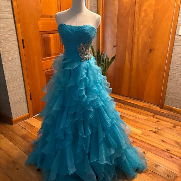 Elegant Evening Gown Size 4 - Picture 1 of 6